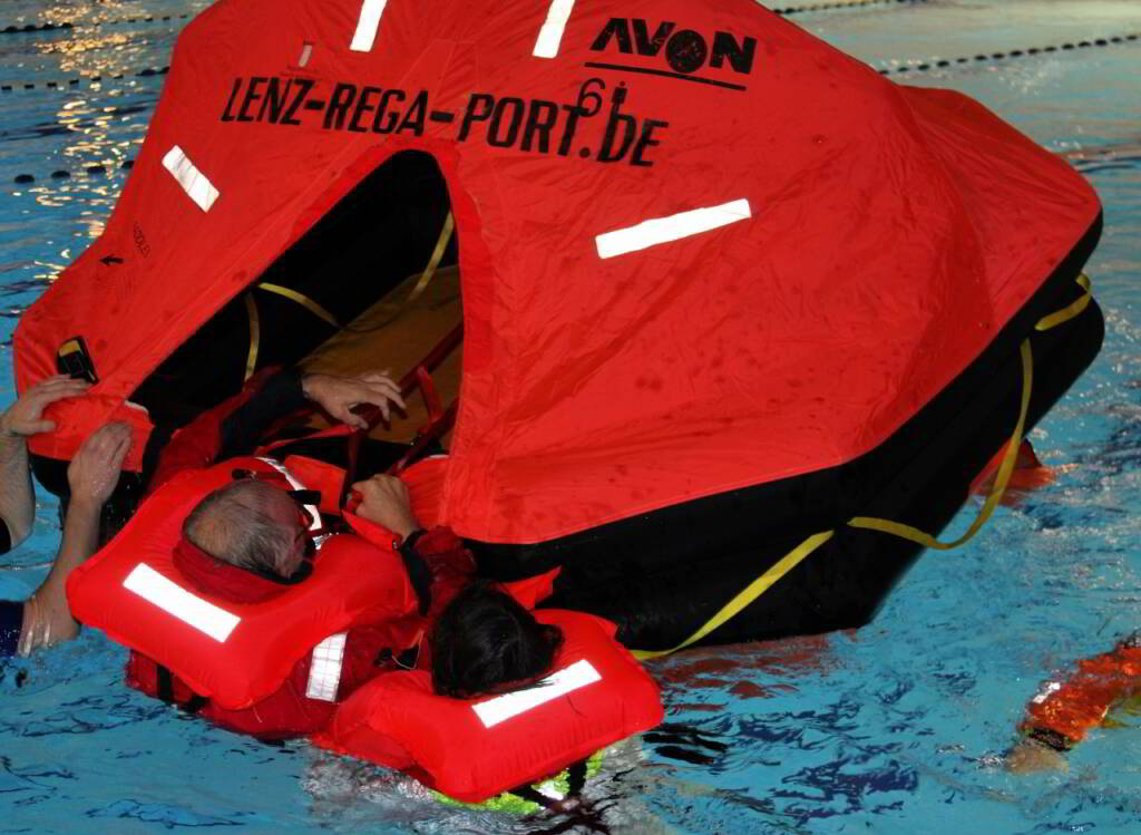Sea Survival Training - Offshore Personal Safety - Sicherheitstraining f&uuml;r Fahrtensegler - Auf dem Bild ist das m&uuml;hselige Einsteigen in die Rettungsinsel zu sehen.
